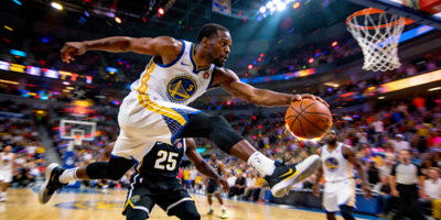 NBA季后赛关键比赛：球员突破上篮的精彩动作